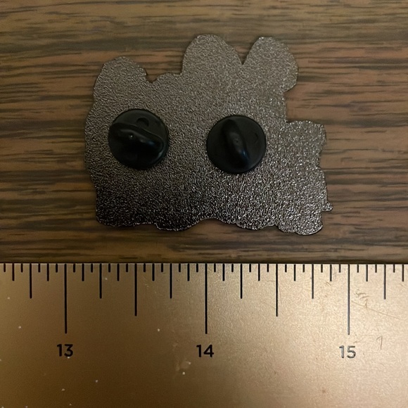 Family Guy Large Enamel Pin - Picture 3 of 3